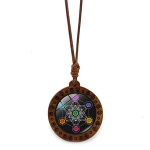 Collier pendentif en bois Cube de Métatron avec sept chakras et cordon marron