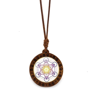Collier rétro en cordon marron avec pendentif en bois mandala cube de Métatron fleur