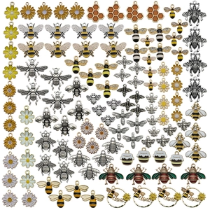 Detalle de dijes de aleación de abejas y margaritas para joyas DIY en colores esmaltados
