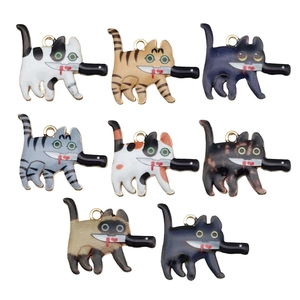 Detailansicht von 8 Emaille-Katzenanhängern mit Messer für DIY-Schmuckherstellung in 8 Farben