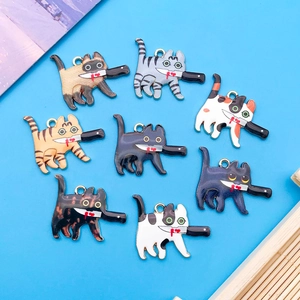 Acht bunte Emaille-Katzenanhänger mit Messern für DIY-Schmuck auf blauem Hintergrund