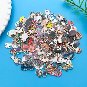 Detailansicht verschiedener bunter Emaille-Katzenanhänger aus Legierung für DIY-Schmuck