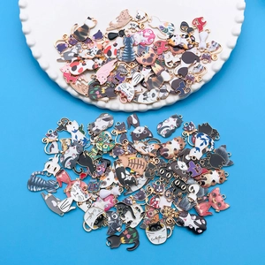 Detailansicht verschiedener bunter Emaille-Katzenanhänger aus Legierung für DIY-Schmuck