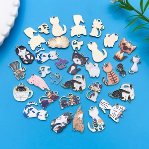 Buntes Set aus Cartoon-Katzen-Emaille-Anhängern für DIY-Schmuck und Accessoires