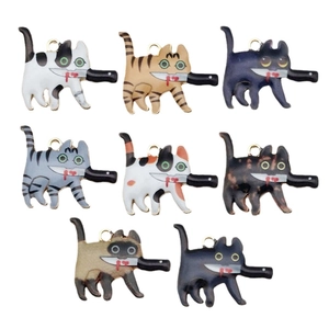 Cartoon Emaille Katzen Anhänger mit Messern für kreativen DIY Schmuckzubehör