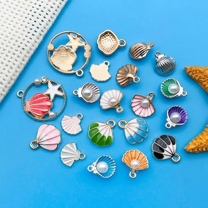 Ciondoli colorati a forma di conchiglia e stella marina con perle per gioielli fai-da-te