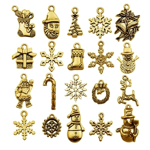 Set mit 20 goldenen Weihnachtsanhängern mit Motiven wie Schneeflocke, Rentier und Nikolaus