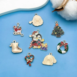 Detalles de colgantes navideños de esmalte con Papá Noel y pingüino para joyería artesanal