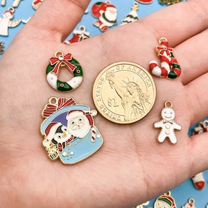 Primer plano que muestra el tamaño de los colgantes de Navidad con una moneda