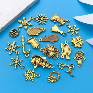 Sortiment goldene Weihnachtsananhänger mit Schneeflocken und Rentier für DIY Schmuck