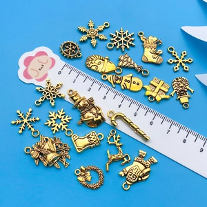 Detailansicht goldener Weihnachtsanhänger aus Legierung mit Lineal zur Größenreferenz