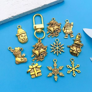 Detailansicht goldener Weihnachtsanhänger mit Weihnachtsmann, Schneemann und Schneeflocken