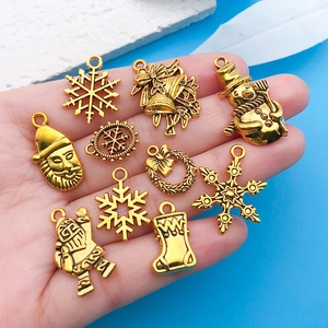 Detailansicht antiker Gold-Weihnachtsanhänger wie Schneeflocken für DIY-Schmuckherstellung