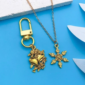 Details von antikgoldenen Weihnachtsanhängern mit Schneeflocken und Glockenmotiven