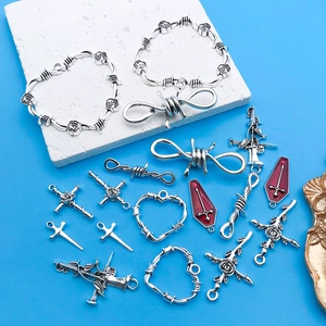 Vue à plat de breloques gothiques en argent avec roses et croix pour bijoux DIY