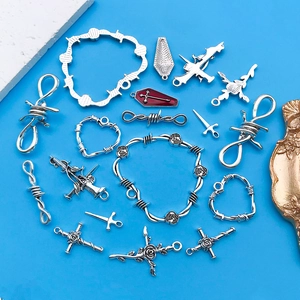 Pendentifs gothiques en alliage argenté avec croix roses et cœurs pour bijoux DIY artisanaux