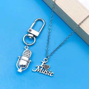 Ciondoli musicali argento con portachiavi a microfono e collana I Heart Music