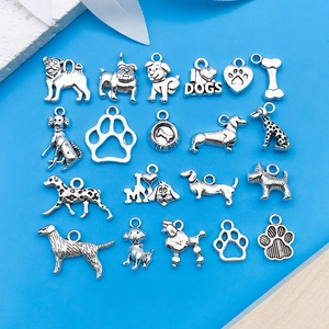 Detailansicht der antiken silbernen Hundehänger und Knochencharms für DIY-Schmuck