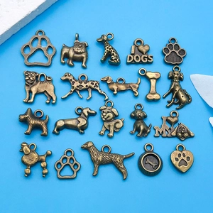 Detailansicht der bronzefarbenen Hunde-Anhänger mit Knochen für DIY-Schmuckherstellung