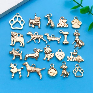 Makro-Detail von 20 Goldlegierung-Hundeanhängern für DIY-Armbandschmuckherstellung