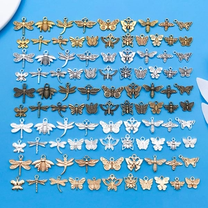 Detalle de dijes de insectos en aleación de metal con acabados oro plata y bronce