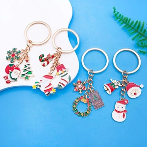 Vue macro détaillée de porte-clés de Noël avec des breloques festives en émail coloré