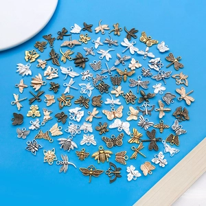 Detalle de dijes de insectos huecos en aleación para creación de joyas DIY vintage