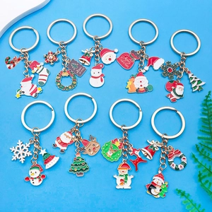 Vue détaillée de porte-clés de Noël en émail avec pendentifs Père Noël et renne