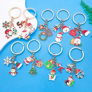 Gros plan détaillé d'un ensemble de porte-clés de Noël émaillés avec Père Noël et renne