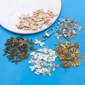 Vista detallada de colgantes de insectos huecos en cinco colores metálicos para joyería diy