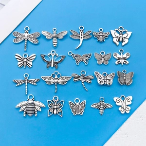 Vista macro detallada de 20 dijes de insectos en aleación de plata para joyería DIY