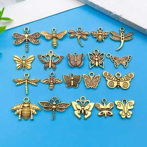 Detalle de 20 colgantes de insectos dorados vintage con libélulas y mariposas en azul