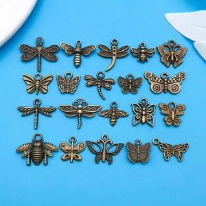 Vista detallada de colgantes de insectos en bronce antiguo con mariposas y libélulas
