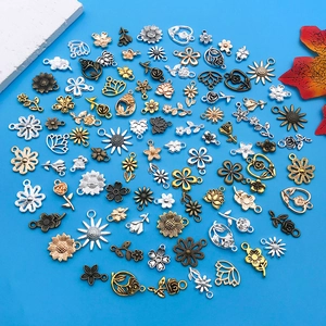 Gedetailleerde weergave van gemengde legering hangers met diverse florale motieven