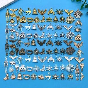 Colección de colgantes de metal para Halloween con esqueletos, murciélagos y arañas en azul