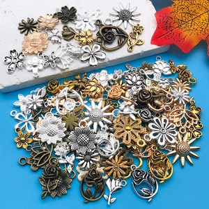 Gedetailleerde close-up van bloemenhangers voor DIY-sieraden en kettingen