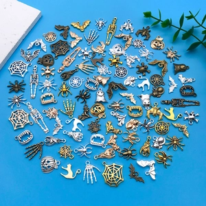 Detalle de colgantes de Halloween con calaveras, murciélagos y arañas sobre fondo azul