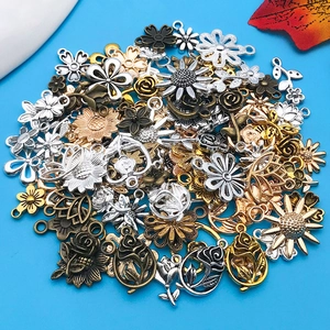 Assortiment vintage legering bloemenhangers in zilver goud en brons op blauw