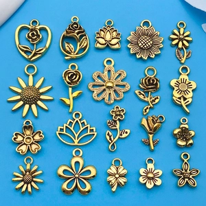 Macro-opname van twintig vintage gouden bloemenhangers met rozen en klavermotieven