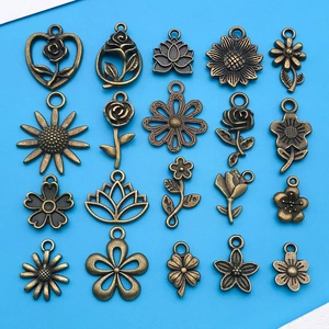Macro-opname van twintig vintage bronzen bloemhangers voor DIY-sieraden en handwerk