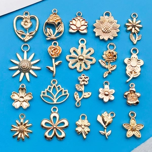 Assortiment gouden bloembedeltjes van legering zoals rozen en zonnebloemen voor DIY-sieraden