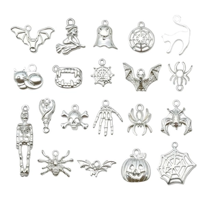 Colección detallada de dijes plateados de Halloween con murciélagos, calaveras y calabazas