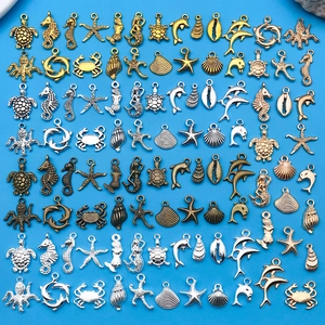 Vista macro de dijes marinos como caballitos y tortugas para joyería artesanal DIY