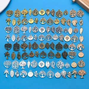 Macro-opname van levensboom- en bladbedels in diverse metalen voor DIY-sieraden maken