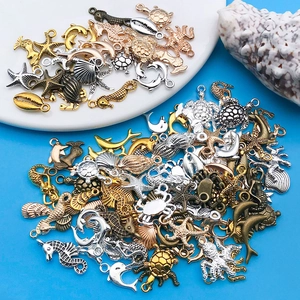 Mezcla de dijes oceánicos como tortugas y caballitos de mar para la creación de joyas DIY