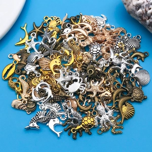 Detalle de dijes de aleación con temática marina de estrellas de mar y conchas para joyería