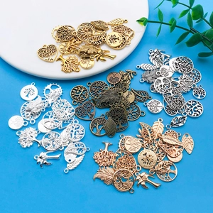 Gedetailleerde set van levensboom- en bladhangers in brons, zilver en goudkleuren