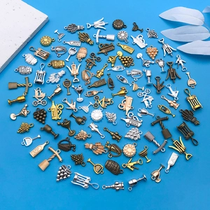 Macro-opname van vintage legering wijnglas bedeltjes voor DIY handgemaakte sieraden