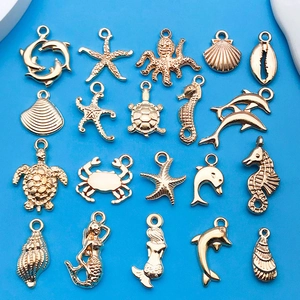 Detalle de colgantes de animales marinos variados incluyendo delfines y estrellas dorados