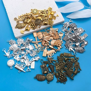 Detail van vintage wijn thema bedeltjes van legering voor DIY sieraden in vier metaalkleuren
